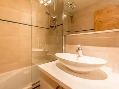 Salle de bains dans l'établissement Appartement rénové avec wifi, garage et balcon sud à Val-d'Isère - FR-1-694-232