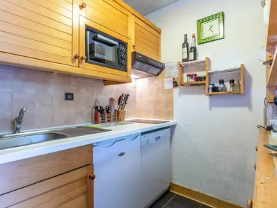 Cuisine ou kitchenette dans l'établissement Appartement skis aux pieds avec parking et wifi à Val-d'Isère - FR-1-694-229