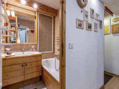 Salle de bains dans l'établissement Appartement skis aux pieds avec parking et wifi à Val-d'Isère - FR-1-694-229