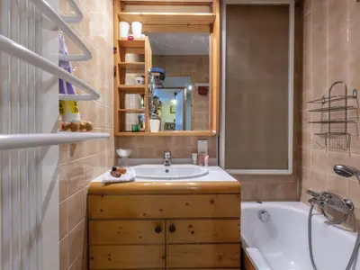 Salle de bains dans l'établissement Appartement skis aux pieds avec parking et wifi à Val-d'Isère - FR-1-694-229