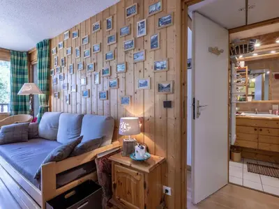 Coin salon dans l'établissement Appartement skis aux pieds avec parking et wifi à Val-d'Isère - FR-1-694-229