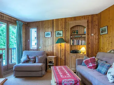 Coin salon dans l'établissement Appartement Chaleureux avec Parking et Accès Facile aux Pistes à Val-d'Isère - FR-1-694-233