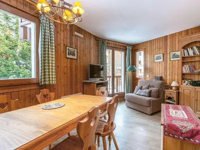 Coin salon dans l'établissement Appartement Chaleureux avec Parking et Accès Facile aux Pistes à Val-d'Isère - FR-1-694-233