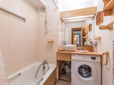 Salle de bains dans l'établissement Appartement Chaleureux avec Parking et Accès Facile aux Pistes à Val-d'Isère - FR-1-694-233