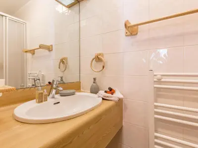 Salle de bains dans l'établissement Appartement Chaleureux avec Parking et Accès Facile aux Pistes à Val-d'Isère - FR-1-694-233