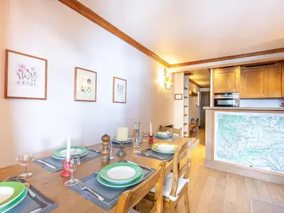 Cuisine ou kitchenette dans l'établissement Élégant Appartement 3 Pièces au Cœur de Val-d'Isère, à Deux Pas des Pistes - FR-1-694-244