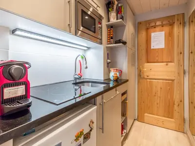 Cuisine ou kitchenette dans l'établissement Studio rénové avec wifi, balcon, au cœur de Val-d'Isère, proche pistes et commodités - FR-1-694-230