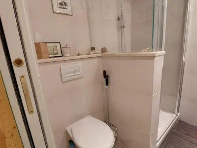 Salle de bains dans l'établissement Studio rénové avec wifi, balcon, au cœur de Val-d'Isère, proche pistes et commodités - FR-1-694-230