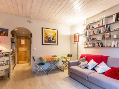 Coin salon dans l'établissement Studio rénové avec wifi, balcon, au cœur de Val-d'Isère, proche pistes et commodités - FR-1-694-230