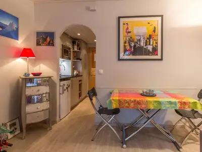 Cuisine ou kitchenette dans l'établissement Studio rénové avec wifi, balcon, au cœur de Val-d'Isère, proche pistes et commodités - FR-1-694-230