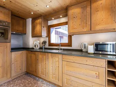 Cuisine ou kitchenette dans l'établissement Élégant 4 pièces avec wifi à 5 min du centre de Val-d'Isère - FR-1-694-235