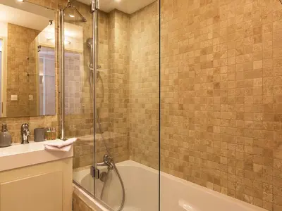 Salle de bains dans l'établissement Élégant 4 pièces avec wifi à 5 min du centre de Val-d'Isère - FR-1-694-235
