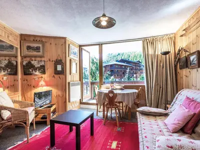 Coin salon dans l'établissement Charmant appartement 4 pers avec balcon, parking couvert à Val-d'Isère - FR-1-694-237