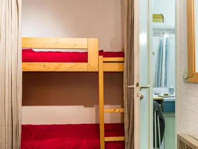 Un ou plusieurs lits superposés dans un hébergement de l'établissement Charmant appartement 4 pers avec balcon, parking couvert à Val-d'Isère - FR-1-694-237