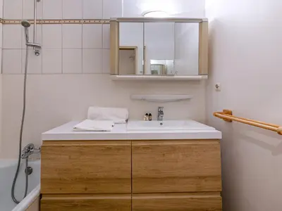 Salle de bains dans l'établissement Appartement rénové 2 pièces à Val-d'Isère, balcon, animaux acceptés - FR-1-694-241