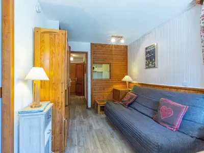 Coin salon dans l'établissement Appartement soigné skis aux pieds, proche village des enfants, 5 pers, balcon sud-est - FR-1-694-254