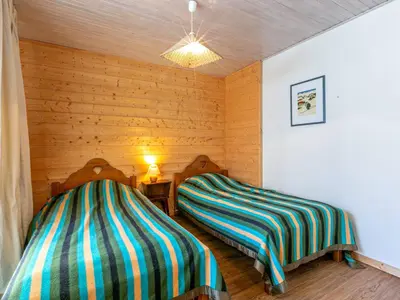 Un ou plusieurs lits dans un hébergement de l'établissement Charmant 3 pièces avec balcon, Wifi, acceptant animaux, au centre de Val-d'Isère - FR-1-694-252