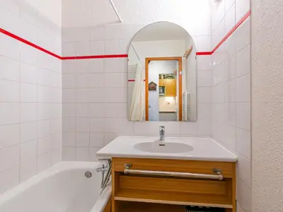 Salle de bains dans l'établissement Appartement 2 pièces + mezzanine avec balcon, parking et WiFi - FR-1-694-249