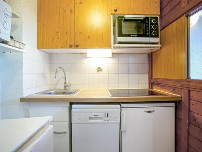 Cuisine ou kitchenette dans l'établissement Appartement 2 pièces + mezzanine avec balcon, parking et WiFi - FR-1-694-249