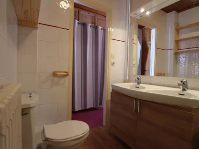 Salle de bains dans l'établissement Studio avec Wifi et animaux admis à Val-d'Isère - FR-1-694-264