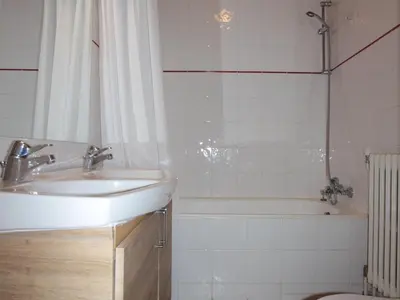 Salle de bains dans l'établissement Studio avec Wifi et animaux admis à Val-d'Isère - FR-1-694-264