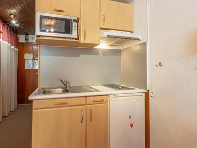 Cuisine ou kitchenette dans l'établissement Studio confortable avec parking à Val-d'Isère - FR-1-694-269