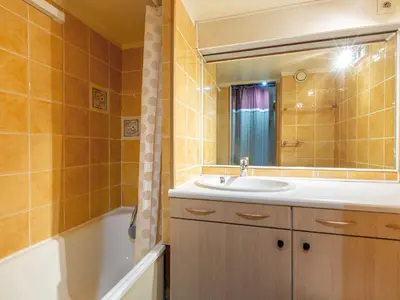 Salle de bains dans l'établissement Studio confortable avec parking à Val-d'Isère - FR-1-694-269
