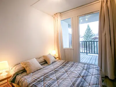 Un ou plusieurs lits dans un hébergement de l'établissement Appartement skis aux pieds avec parking couvert et WiFi au cœur de Val d'Isère - FR-1-694-259