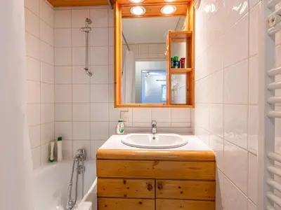 Salle de bains dans l'établissement Appartement skis aux pieds avec parking couvert et WiFi au cœur de Val d'Isère - FR-1-694-259