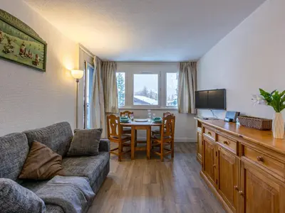Coin salon dans l'établissement Appartement skis aux pieds avec parking couvert et WiFi au cœur de Val d'Isère - FR-1-694-259