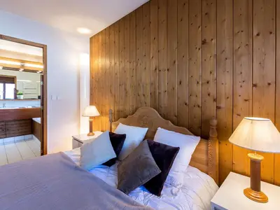 Un ou plusieurs lits dans un hébergement de l'établissement Chalet semi-indépendant avec terrasse et WiFi à Val-d'Isère - FR-1-694-267