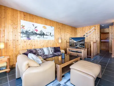 Télévision ou salle de divertissement dans l'établissement Chalet semi-indépendant avec terrasse et WiFi à Val-d'Isère - FR-1-694-267