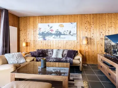 Télévision ou salle de divertissement dans l'établissement Chalet semi-indépendant avec terrasse et WiFi à Val-d'Isère - FR-1-694-267