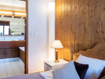 Un ou plusieurs lits dans un hébergement de l'établissement Chalet semi-indépendant avec terrasse et WiFi à Val-d'Isère - FR-1-694-267