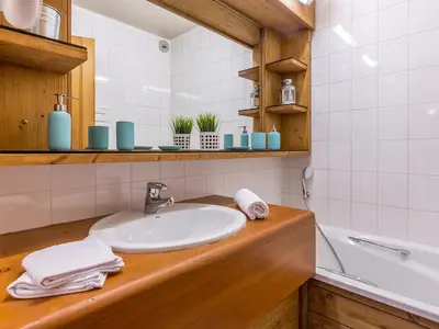 Salle de bains dans l'établissement Chalet semi-indépendant avec terrasse et WiFi à Val-d'Isère - FR-1-694-267