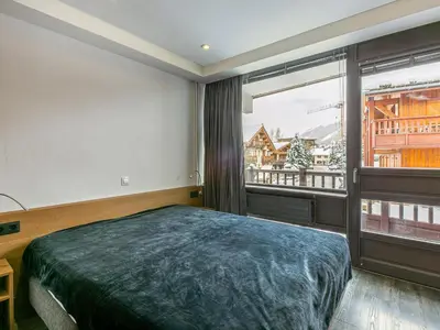 Un ou plusieurs lits dans un hébergement de l'établissement Appartement élégant et rénové, idéalement situé sur le front de neige à Val d'Isère, proche du village - FR-1-694-262