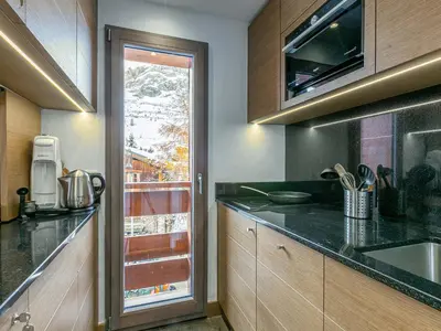 Cuisine ou kitchenette dans l'établissement Appartement élégant et rénové, idéalement situé sur le front de neige à Val d'Isère, proche du village - FR-1-694-262