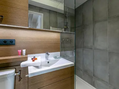 Salle de bains dans l'établissement Appartement élégant et rénové, idéalement situé sur le front de neige à Val d'Isère, proche du village - FR-1-694-262