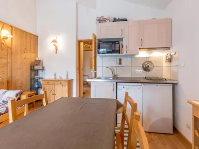 Cuisine ou kitchenette dans l'établissement Appartement cosy avec WIFI aux pieds des pistes, 4 personnes - FR-1-694-274
