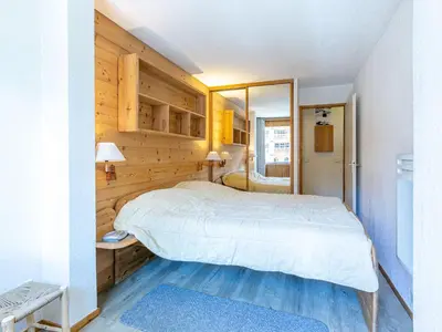 Un ou plusieurs lits dans un hébergement de l'établissement Charmant appartement avec WiFi et parking, au pied des pistes et au cœur du village - FR-1-694-275