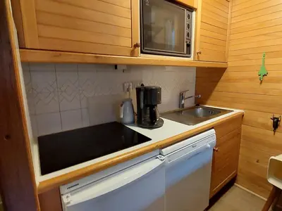 Cuisine ou kitchenette dans l'établissement Charmant appartement avec WiFi et parking, au pied des pistes et au cœur du village - FR-1-694-275