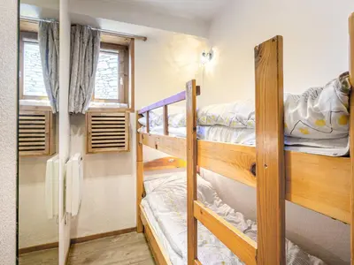 Un ou plusieurs lits dans un hébergement de l'établissement Charmant appartement avec WiFi et parking, au pied des pistes et au cœur du village - FR-1-694-275