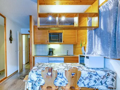 Cuisine ou kitchenette dans l'établissement Charmant appartement avec WiFi et parking, au pied des pistes et au cœur du village - FR-1-694-275