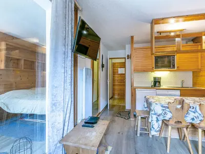Cuisine ou kitchenette dans l'établissement Charmant appartement avec WiFi et parking, au pied des pistes et au cœur du village - FR-1-694-275