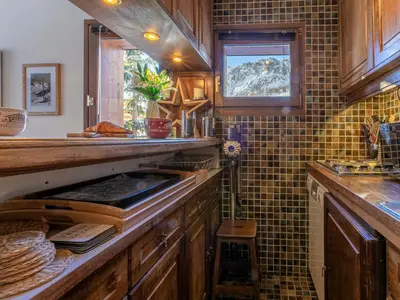 Cuisine ou kitchenette dans l'établissement Confort au cœur de Val-d'Isère : 2 pièces 4 pers, proche pistes et centre - FR-1-694-279