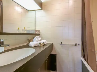 Salle de bains dans l'établissement Confort au cœur de Val-d'Isère : 2 pièces 4 pers, proche pistes et centre - FR-1-694-279