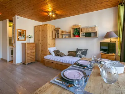 Coin salon dans l'établissement Studio confortable au cœur de Val-d'Isère avec Wifi, animaux acceptés - FR-1-694-266