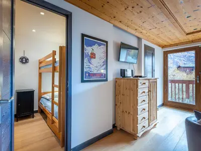 Télévision ou salle de divertissement dans l'établissement Appartement élégant à Val-d'Isère avec balcon, parking, wifi - FR-1-694-270
