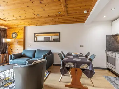 Coin salon dans l'établissement Appartement élégant à Val-d'Isère avec balcon, parking, wifi - FR-1-694-270
