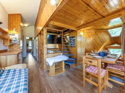 Un ou plusieurs lits dans un hébergement de l'établissement Appartement skis aux pieds avec mezzanine et WiFi - FR-1-694-263